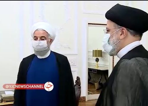 لحظه تحویل کلید دفتر روحانی به رئیسی + فیلم