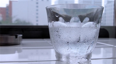 عوارض عجیب و باورنکردنی نوشیدن آب سرد برای بدن