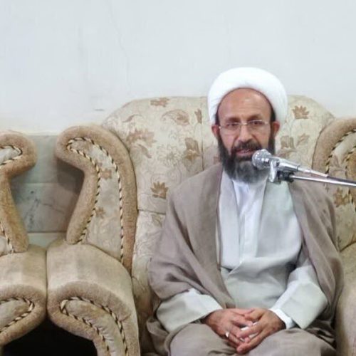 امام جمعه ای در فارس تابلوی ممنوعیت ورود بی حجاب و بدحجاب را از دفترش برداشت