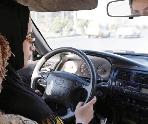 تفاوت رانندگی خانم ها و آقایان در ایران : زنان بیشتر مرتکب این ۲ تخلف می‌شوند