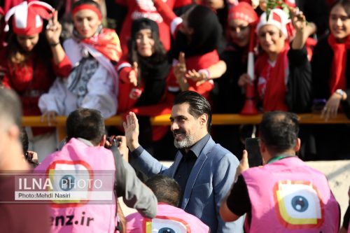 بنر " جهرم " در دست بانوان طرفدار پرسپولیس +عکس