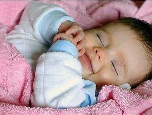 بهترین روش خواباندن نوزاد در شب که والدین باید بدانند