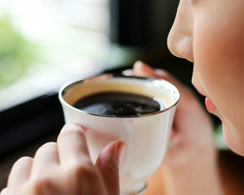 بهترین زمان مصرف قهوه چه ساعتی است؟ بعد از قهوه چه بخوریم؟ نوشیدن قهوه پوست را تیره می‌کند؟