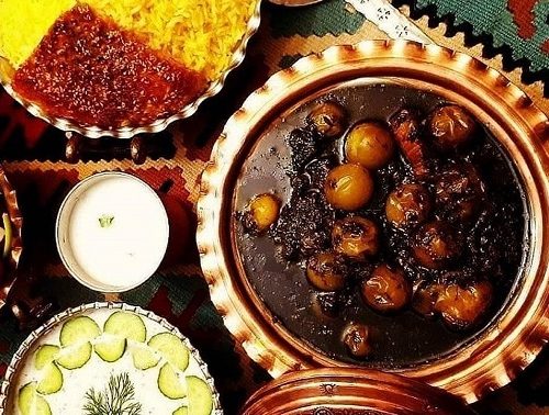 دستور پخت «هلی‌خورش» با گوجه سبز