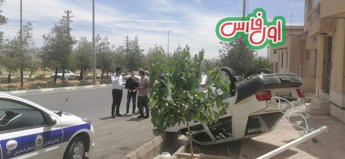 لحظه چپ شدن خودروی پراید در شهرک گلستان شیراز (+تصاویر)