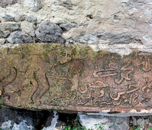 کشف کتیبه فارسی با نقش «شیرِ شمشیر به‌دست» در یکی از روستاهای ارمنستان