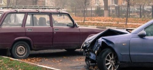 قانون تصادف با خودروی پارک شده یا جسم ثابت و نحوه پرداخت خسارت توسط شرکت بیمه