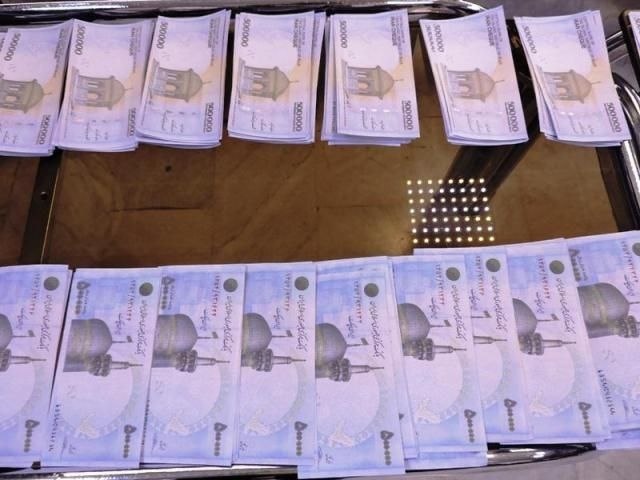 دستگیری زنی با چک پول های تقلبی در یکی از بانک های"مرودشت"