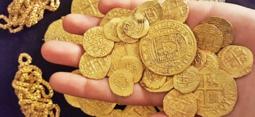 کشف گنجینه ای از سکه‌های تاریخی با دستگاه فلزیاب