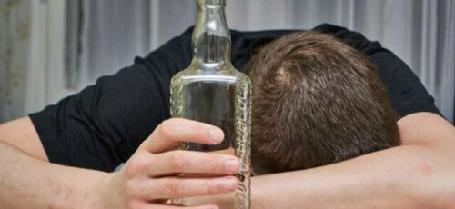 عرضه کنندگان مشروبات الکلی تقلبی قاتل محسوب می شوند