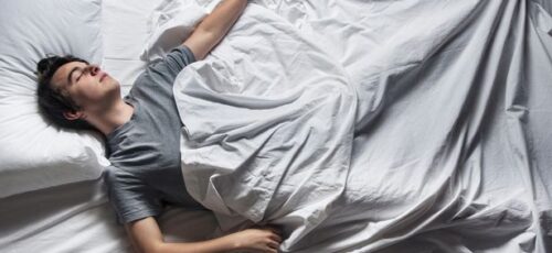طرز صحیح خوابیدن که برای حفظ سلامت مهره های کمر باید بدانید