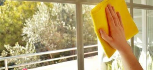 با این ۳ روش شیشه های منزل خود را برق بیندازید