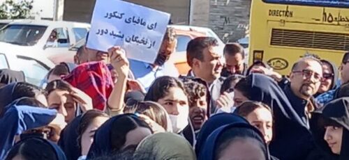 تجمع اعتراضی والدین و دانش آموزان تیزهوشان استان فارس به رای دیوان عدالت اداری