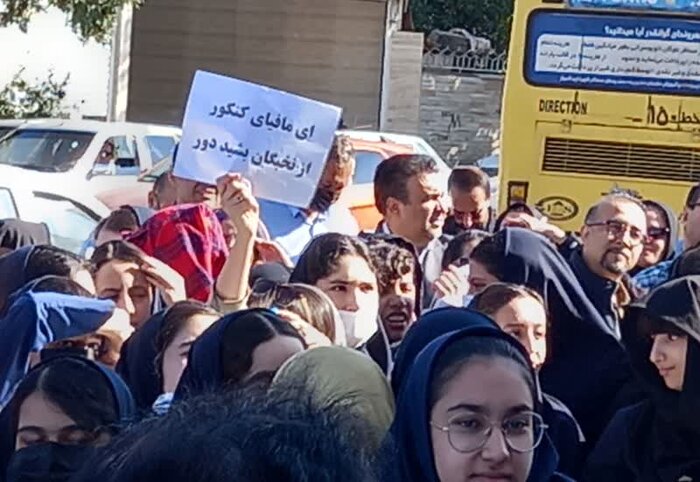 تجمع اعتراضی والدین و دانش آموزان تیزهوشان استان فارس به رای دیوان عدالت اداری