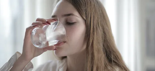 ۱۳ خاصیت باورنکردنی نوشیدن آب بصورت ناشتا