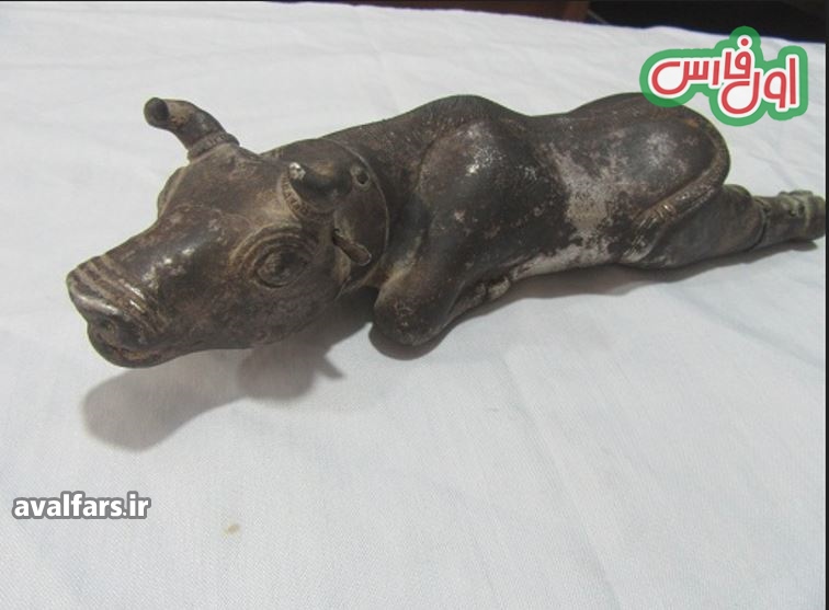 کشف مجسمه عتیقه نقره ای از منزل یک قاچاقچی در خرامه