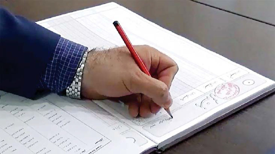 تشدید فشارهای مالیاتی بر مردم برای رفع کسری بودجه دولت