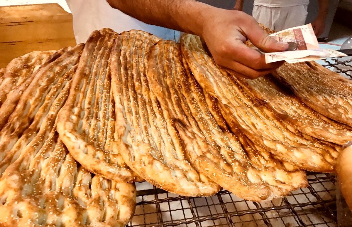 مرد نانوا از خودش ۱۴ هزار قرص نان خرید
