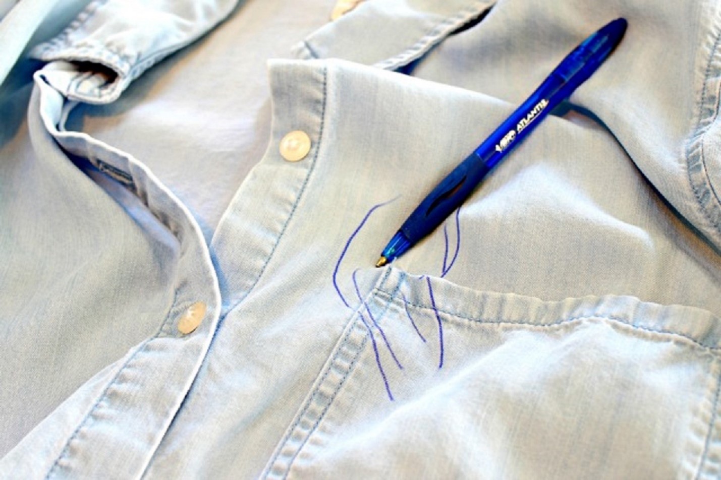 ساده ترین ترفندها برای پاک کردن لکه جوهر خودکار از روی لباس