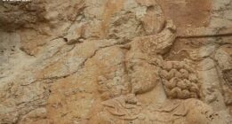 جُرم بزرگ ترین سنگ نبشته پهلوی ساسانی و سنگ نگاره بهرام دوم چیست که باید بطور کامل از چهره تاریخ محو شوند؟
