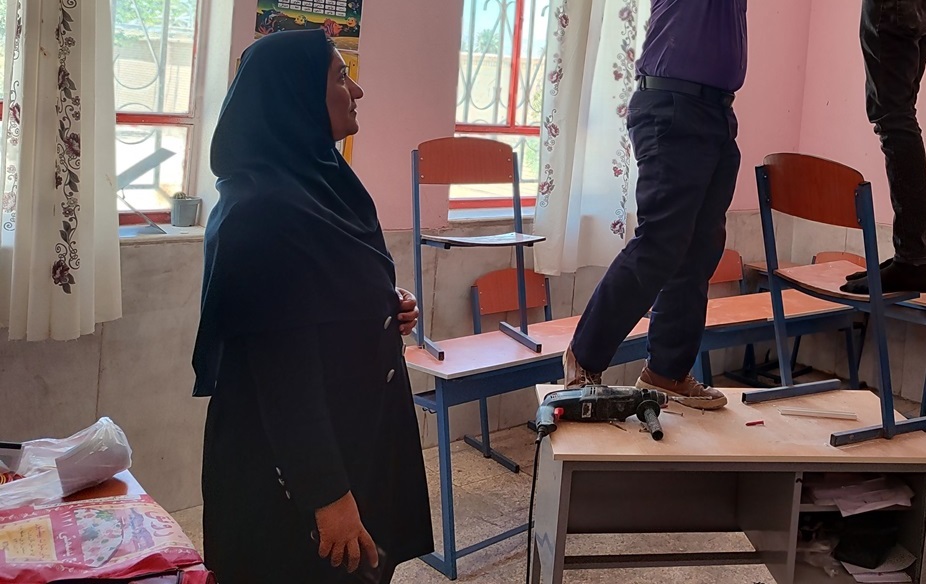 عکسی از خانم معلم اهل داراب فارس که دست بدست می شود