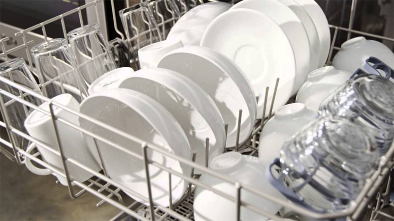 ۶ علت اصلی سفیدک زدن ظروف در ماشین ظرفشویی و راهکارهای برطرف کردن آن