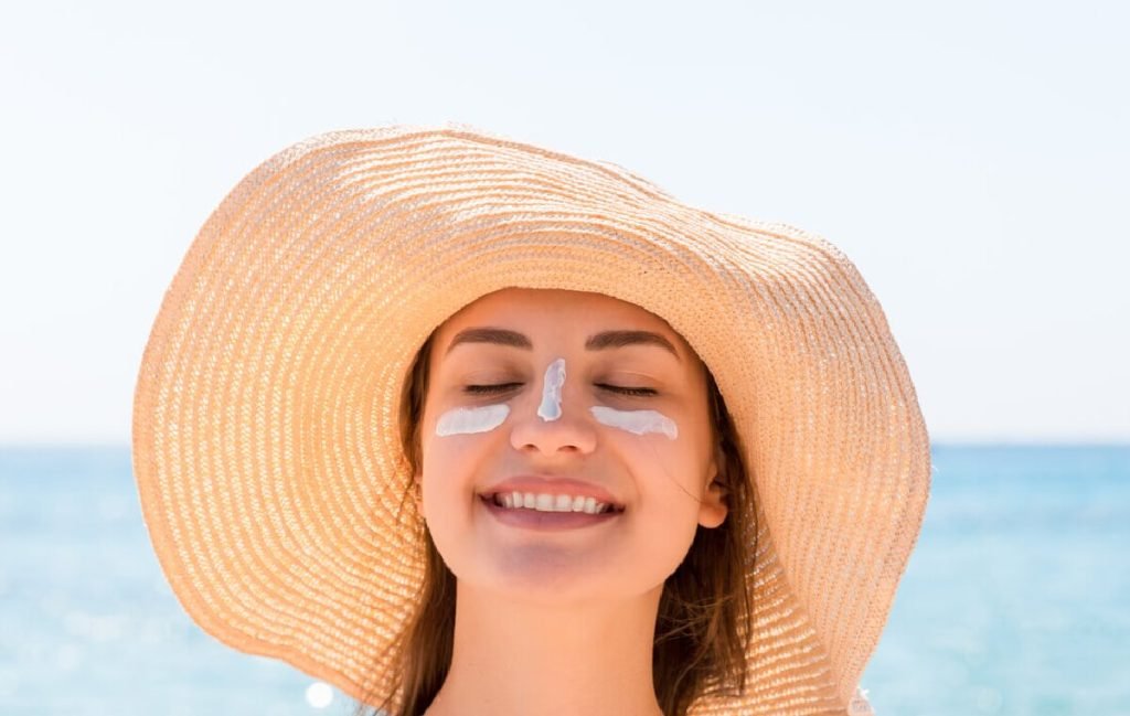 ویژگی‌های « بهترین ضد آفتاب » برای پوست که پزشکان متخصص توصیه می کنند