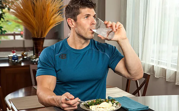 عوارض نوشیدن آب همراه با غذا