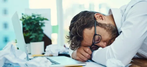 ۱۴ تکنیک طلایی برای رفع خواب آلودگی در محیط کار