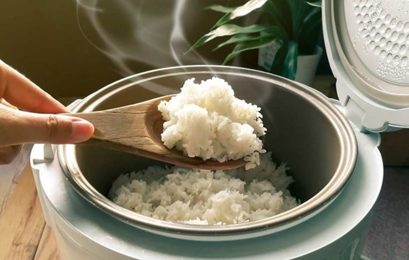 5 علت اصلی چسبیدن برنج به پلوپز + راه حل