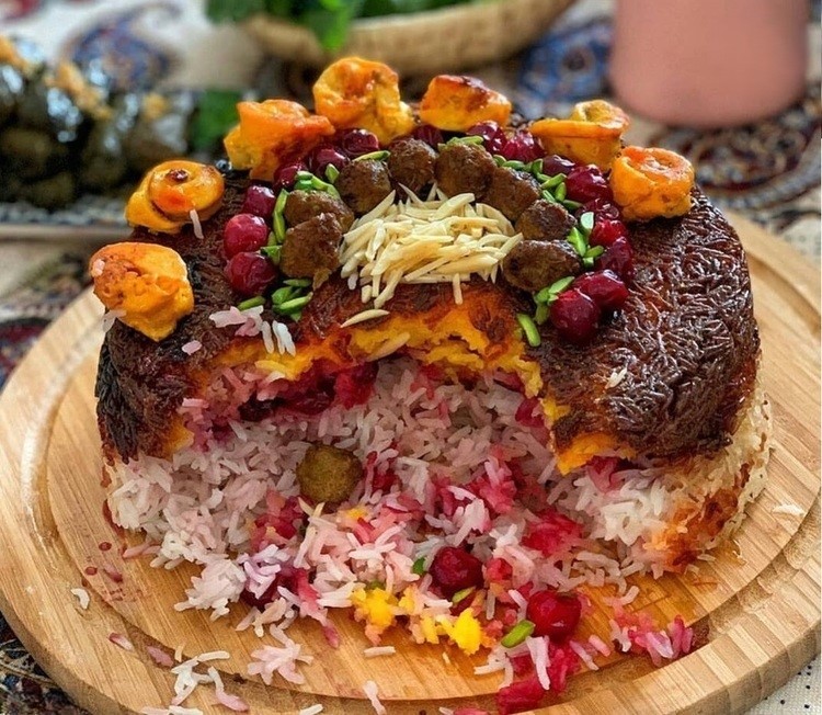 برای درست کردن « آلبالو پلو قالبی » سه رنگ باید چکار کنیم؟