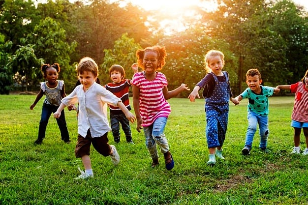 ۵ نکته برای بازی کودکان بیرون از خانه در تابستان که والدین بدانند