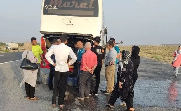 مسافران اتوبوس VIP به مقصد شیراز با 12ساعت تاخیر و بیابان خوابی باز هم به مقصد نرسیدند!