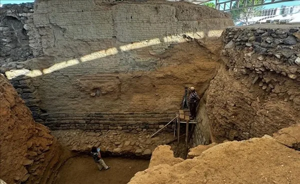 The discovery of the bodies of 2 soldiers who were killed in the attack of Cyrus the Great on the city of Sardis 2 Copy jpg