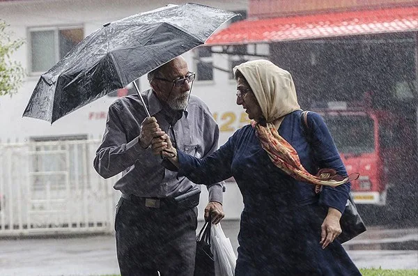 آغاز بارش‌های موسمی و رعد و برق در برخی از نقاط جنوبی استان فارس