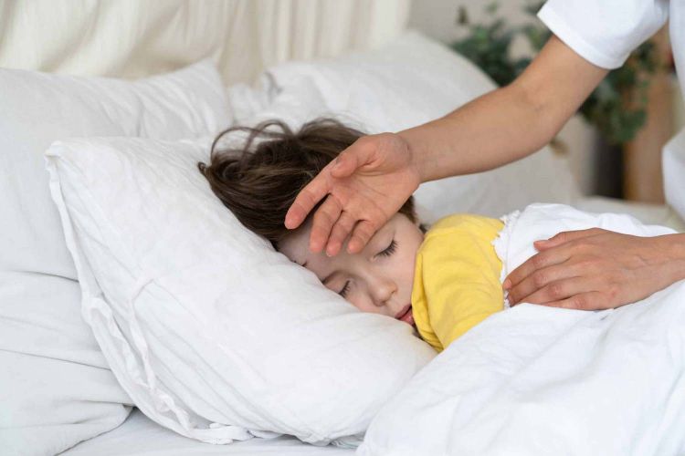 چگونه تب کودک را در خانه پایین بیاوریم؟