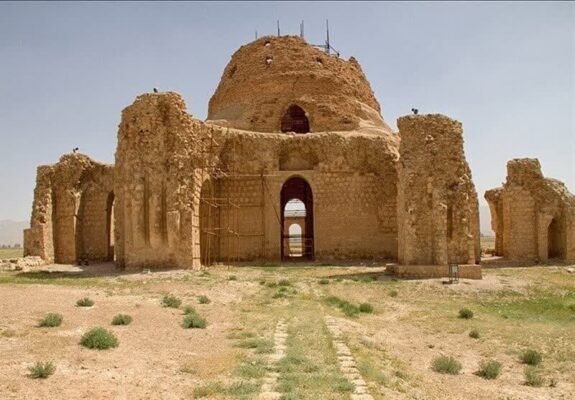 گنبدهای کاخ ساسانی سروستان