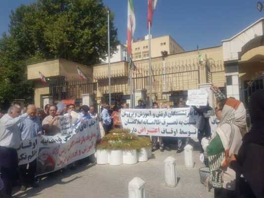 تجمع شهروندان شیرازی در اعتراض به اوقافی شدن منازل‌شان در شهرک گلستان 