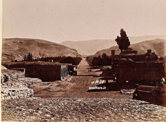 شیراز قدیم:دورنمای دروازه قرآن و خیابان حافظ در سال ۱۲۷۰