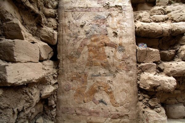 Discovering strange paintings on the wall of an ancient queens palace 4