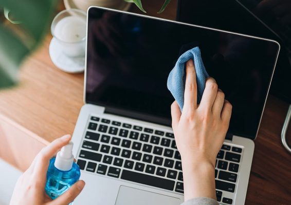 clean a laptop screen 2