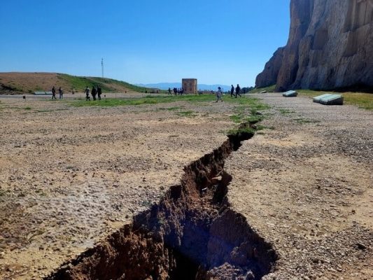 زنگ‌ خطر تاریخ ایران به ۱۰ متری نقش‌رستم رسید