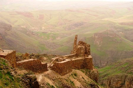 Get to know Dahhak Castle the legendary fortress of ancient Iran 2