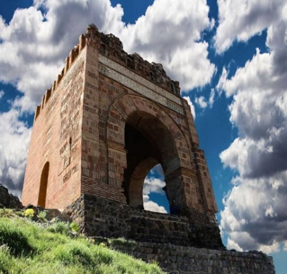 Get to know Dahhak Castle the legendary fortress of ancient Iran 3