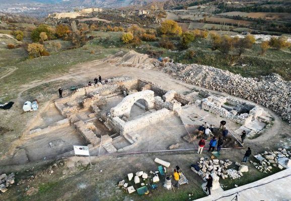 طلسم ۱۵۰۰ ساله حضرت سلیمان در حال نیزه زدن به شیطان کشف شد