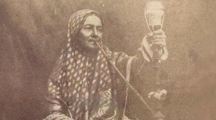 عکس زن شیرازی در سال ۱۲۶۴ خورشیدی