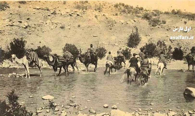 2 تصویر از کاخ اردشیر پاپکان و کاروان گردشگران در سال ۱۲۹۵خورشیدی