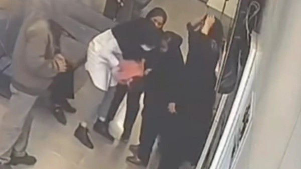 لحظه نجات جان یک کودک در درمانگاه شبانه‌روزی خومه زار ممسنی(+فیلم)