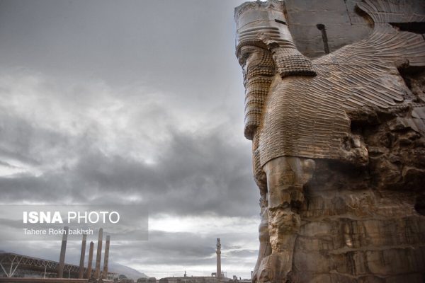 Iranian people visiting Persepolis under the rain 10