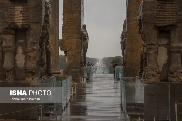 Iranian people visiting Persepolis under the rain 15